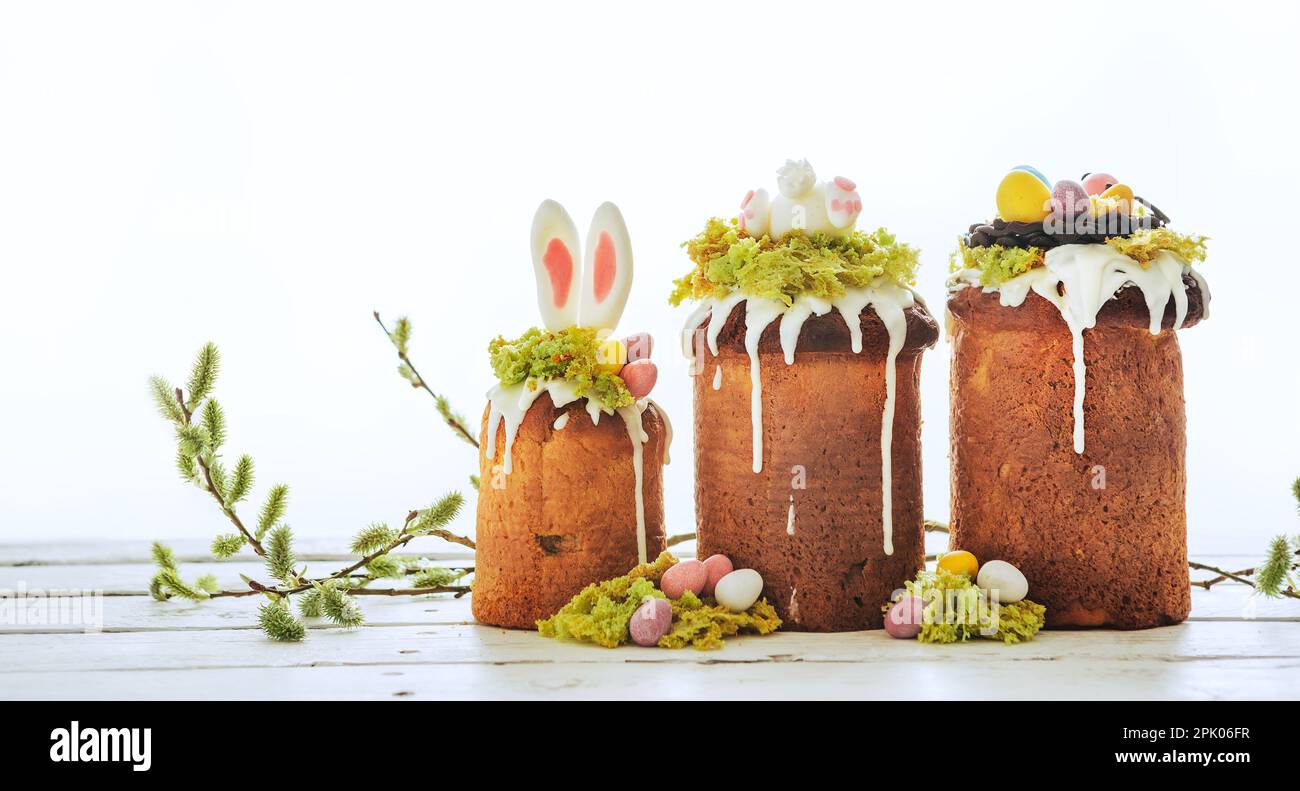 Paska - pain sucré de la veille de Pâques avec glaçage décoré avec des 'sobas' de vie avec du saule. Dessert populaire pendant les Pâques orthodoxes de l'est. Ancien Banque D'Images