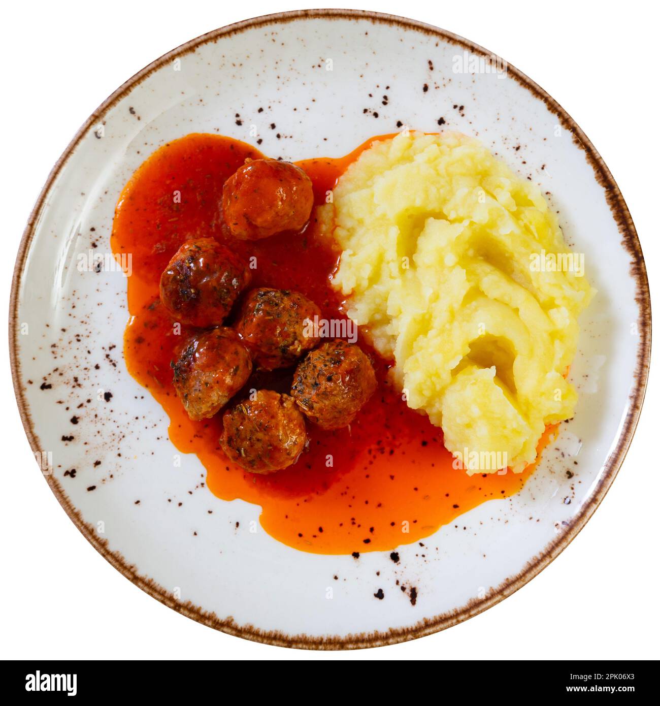 assiette ronde blanche avec boulettes de viande saupoudrées d'aneth haché dans une sauce tomate avec purée de pommes de terre Banque D'Images