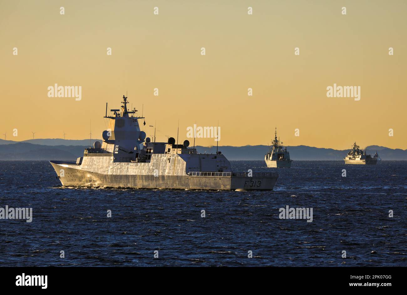 La malheureuse KNM Helge Ingstad de la Marine royale norvégienne peu de temps avant elle était dans une collision qui a conduit à sa perte Banque D'Images