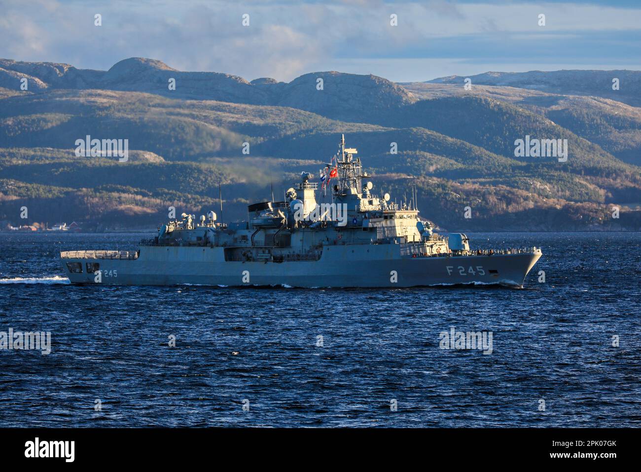 TCG Orucreis (F-245), frégate turc de la classe Barbaros dans les eaux norvégiennes pendant les exercices de l'OTAN Banque D'Images