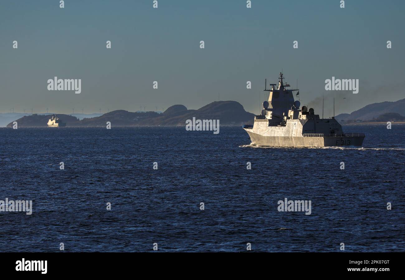 La malheureuse KNM Helge Ingstad de la Marine royale norvégienne peu de temps avant elle était dans une collision qui a conduit à sa perte Banque D'Images