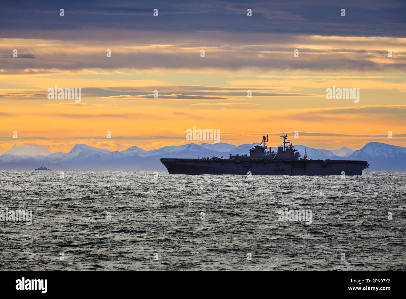 USS Iwo Jima classe Wasp un navire d'assaut amphibie de la Marine américaine au large des côtes de la Norvège Banque D'Images