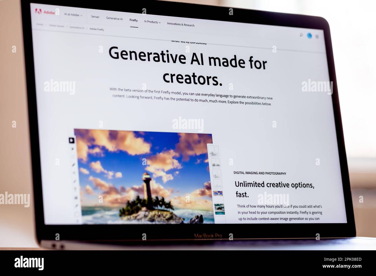 ITALIE - 4 avril 2023 : site Web d'Adobe Firefly affiché sur l'écran de l'ordinateur portable mac. Adobe a annoncé la version bêta de son outil ai Art Generator. Banque D'Images