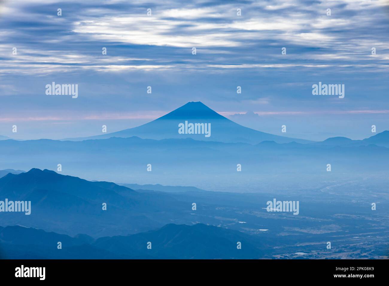 Vue lointaine sur le Mont Fuji, depuis le sommet du Mont Akadake(le plus élevé de la chaîne de montagnes Yatsugatake, 2899m), Nagano, Japon, Asie de l'est, Asie Banque D'Images