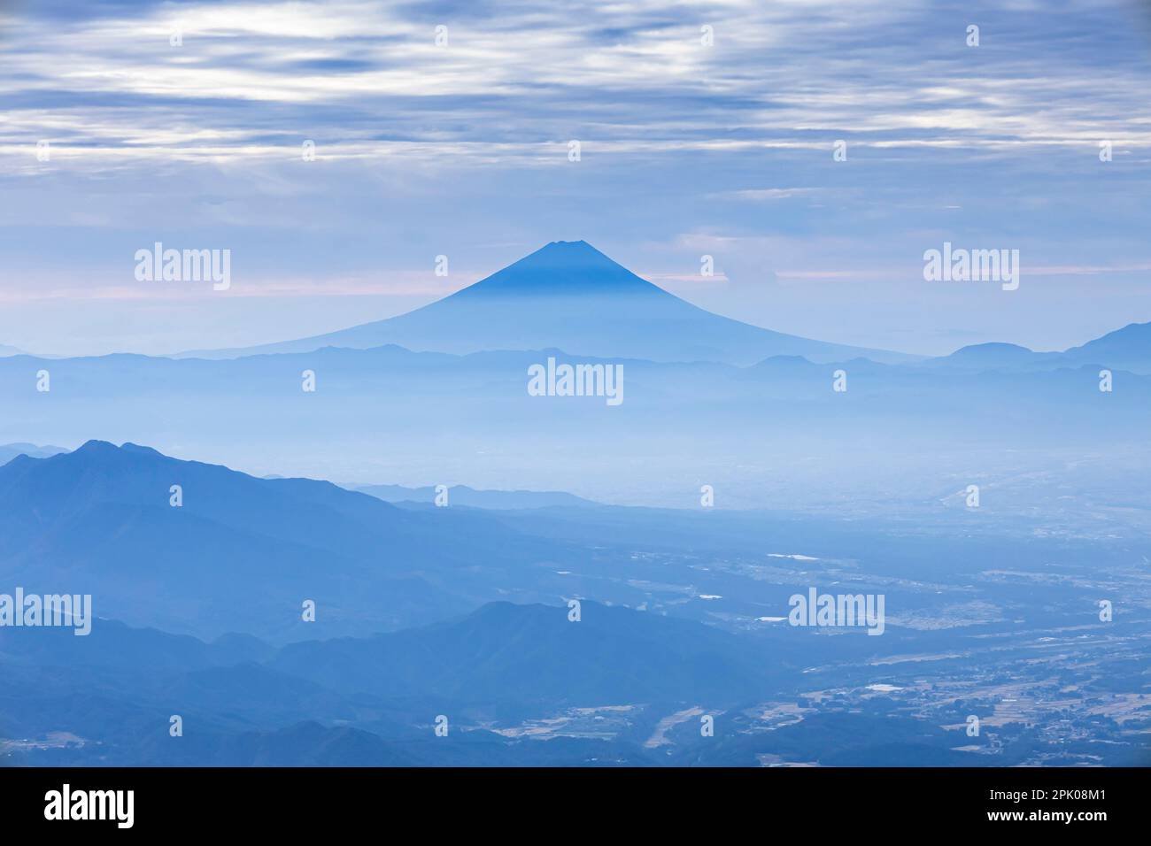 Vue lointaine sur le Mont Fuji, depuis le sommet du Mont Akadake(le plus élevé de la chaîne de montagnes Yatsugatake, 2899m), Nagano, Japon, Asie de l'est, Asie Banque D'Images