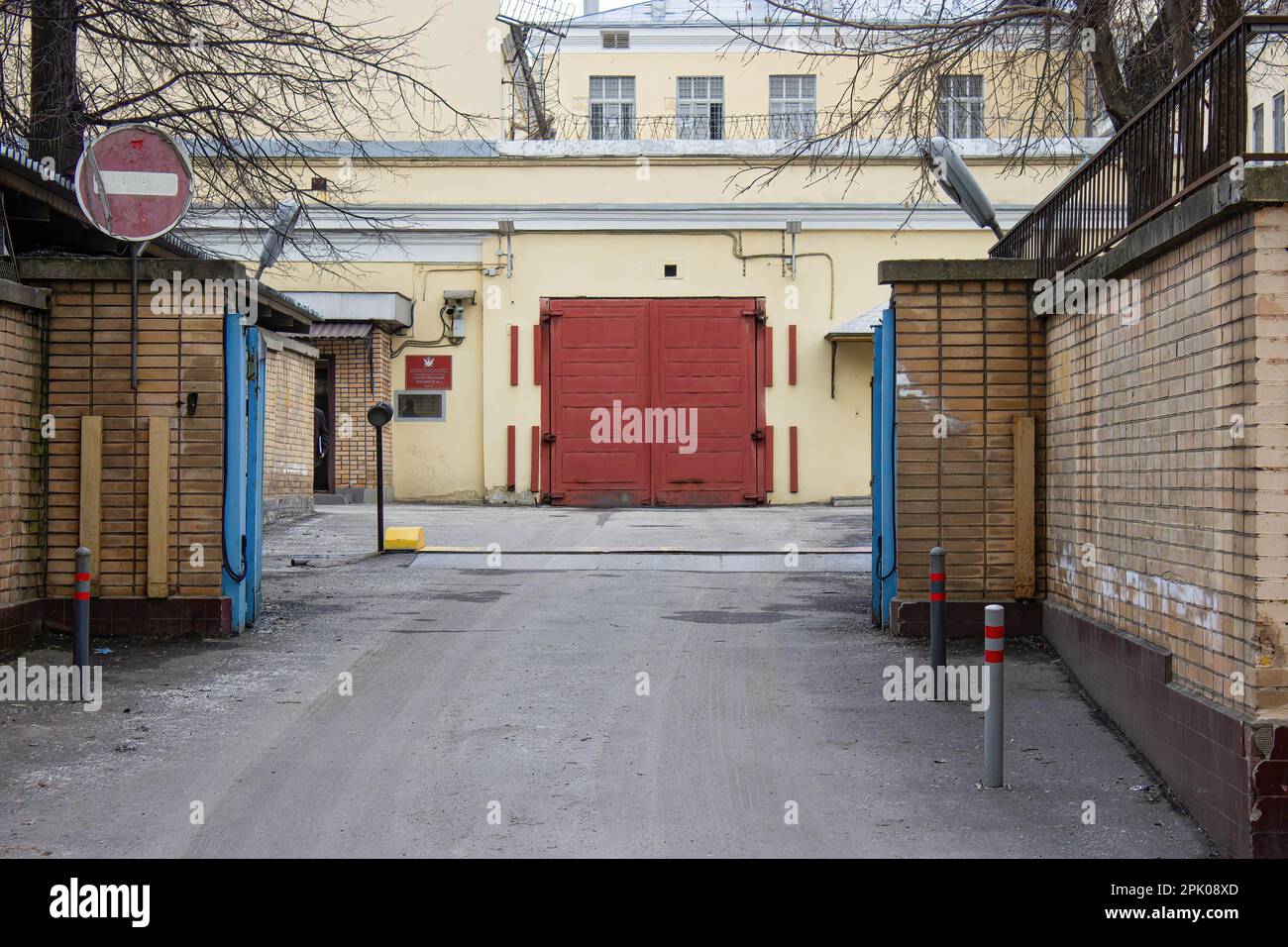 L'entrée principale de la prison de Lefortovo à Moscou. La prison de Lefortovo est actuellement sous la juridiction du Ministère russe de la justice et est officiellement désignée comme l'isolateur d'investigation de Lefortovo. Il est généralement connu pour être le lieu où les prisonniers politiques et de grande envergure attendent leur procès. Le journaliste américain du Wall Street Journal Evan Gershkovich attend actuellement son procès à la prison de Lefortovo. Gershkovich a été détenu par le Service fédéral de sécurité de la Russie pour espionnage en mars 2023. (Photo de Vlad Karkov/SOPA Images/Sipa USA) Banque D'Images