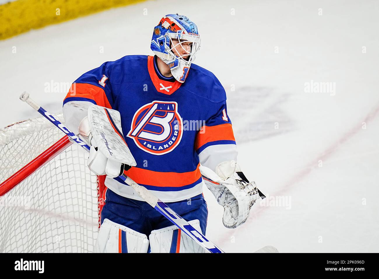 Bridgeport, Connecticut, États-Unis. 4th avril 2023. Bridgeport Islanders Jakub Skarek (1) s'étire lors d'un match de la Ligue américaine de hockey contre les Springfield Thunderbirds à la Total Mortgage Arena de Bridgeport, Connecticut. Rusty Jones/Cal Sport Media/Alamy Live News Banque D'Images
