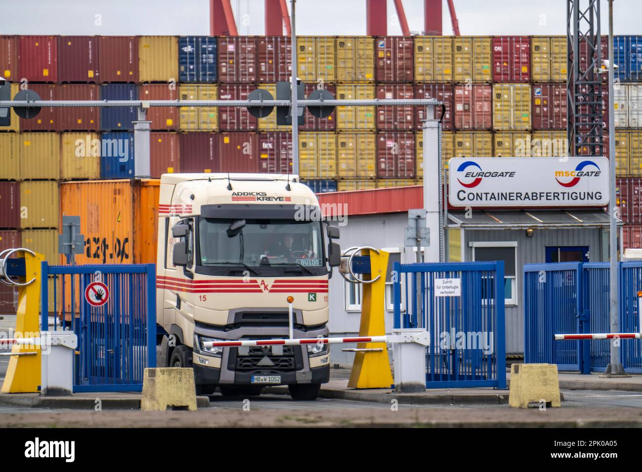 Entrée et sortie pour les camions-conteneurs, au terminal des conteneurs MSC dans le port maritime de Bremerhaven, terminal des conteneurs Eurogate avec près de 50 contai Banque D'Images