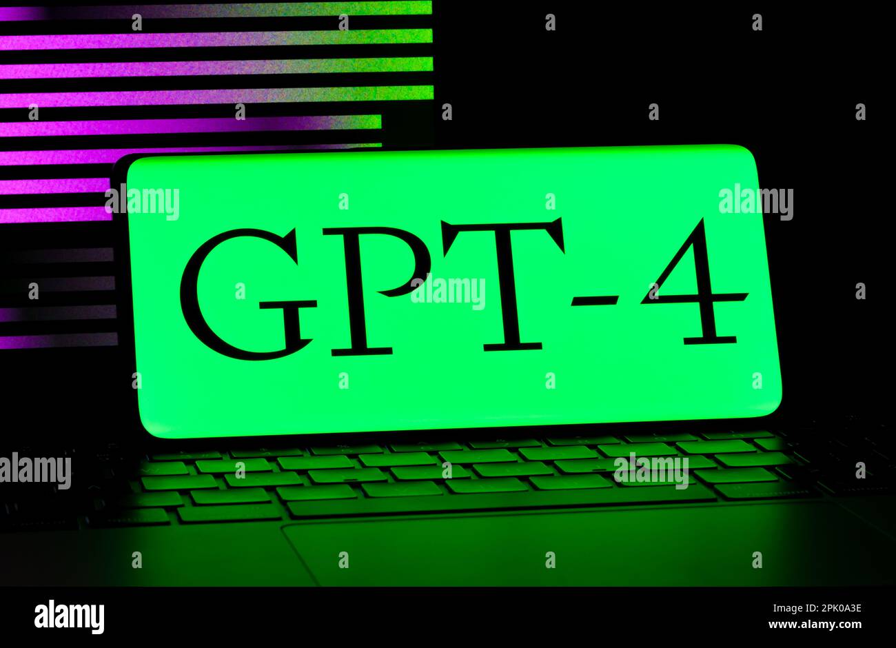 Logo ChatGPT GPT-4 visible sur l'écran du smartphone. Concept de l'outil ai. Stafford, Royaume-Uni, 4 avril 2023 Banque D'Images