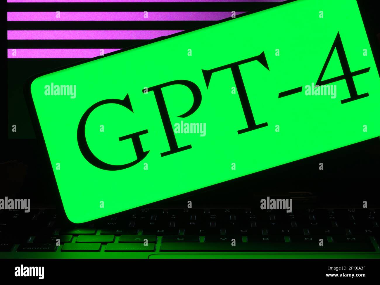 Logo ChatGPT GPT-4 visible sur l'écran du smartphone. Concept de l'outil ai. Stafford, Royaume-Uni, 4 avril 2023 Banque D'Images