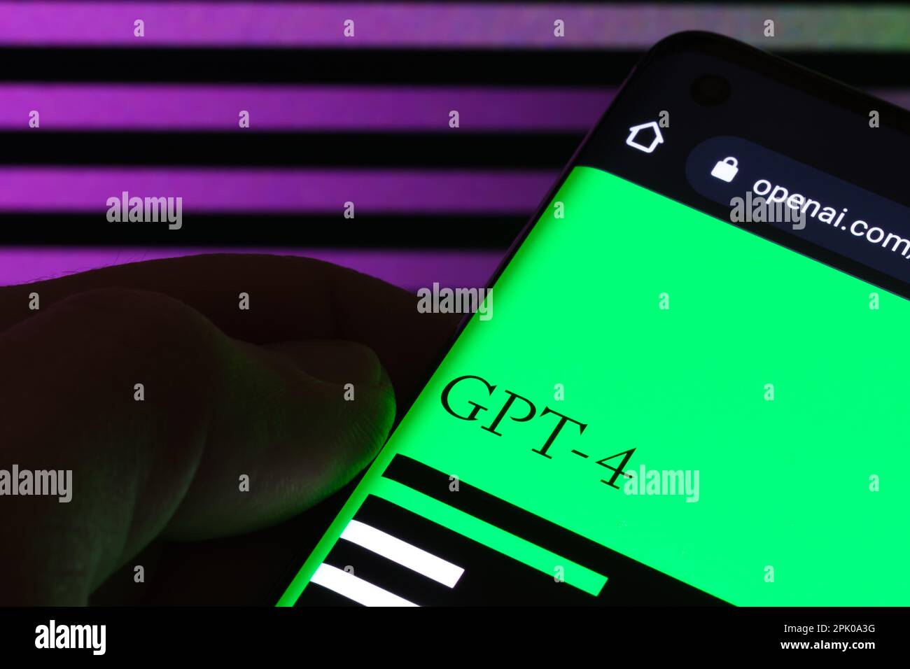 Logo ChatGPT GPT-4 visible sur l'écran du smartphone. Concept de l'outil ai. Stafford, Royaume-Uni, 4 avril 2023 Banque D'Images