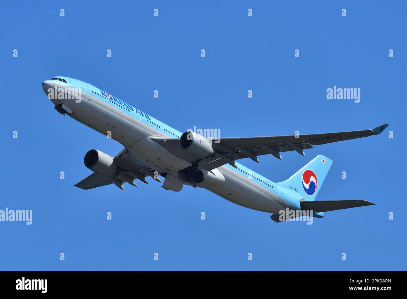 Tokyo, Japon - 19 mars 2023 : avion coréen Airbus A330-300 (HL7553) passagers. Banque D'Images