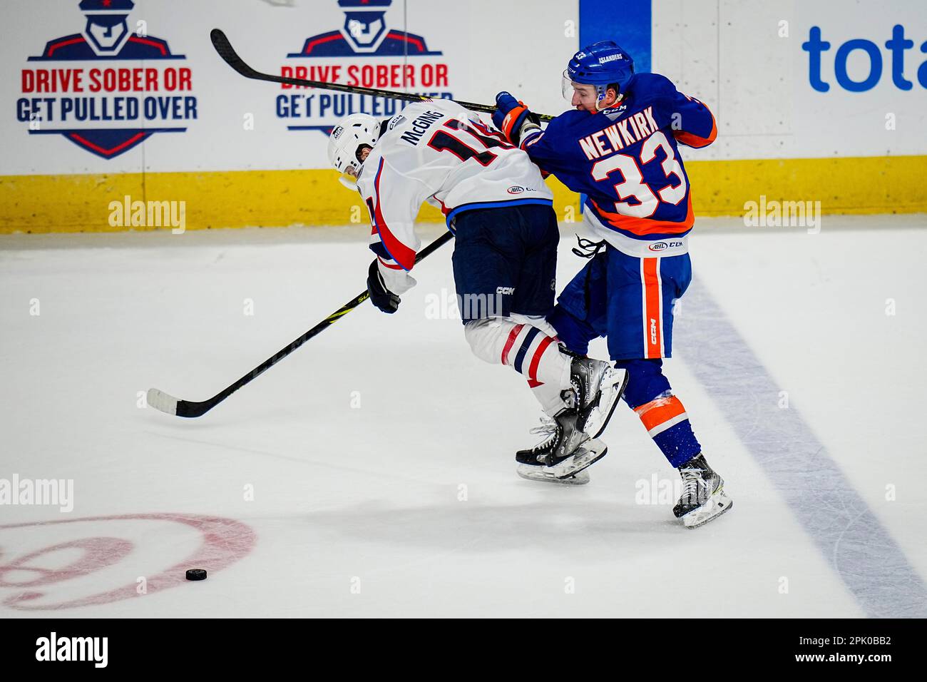 4 avril 2023: Les Thunderbirds de Springfield Hugh McGing (11) et les Bridgeport Islanders Reece Newkirk (33) se battent pour le puck lors d'un match de la Ligue américaine de hockey à l'arène Total Mortgage à Bridgeport, Connecticut. Rusty Jones/Cal Sport Media Banque D'Images