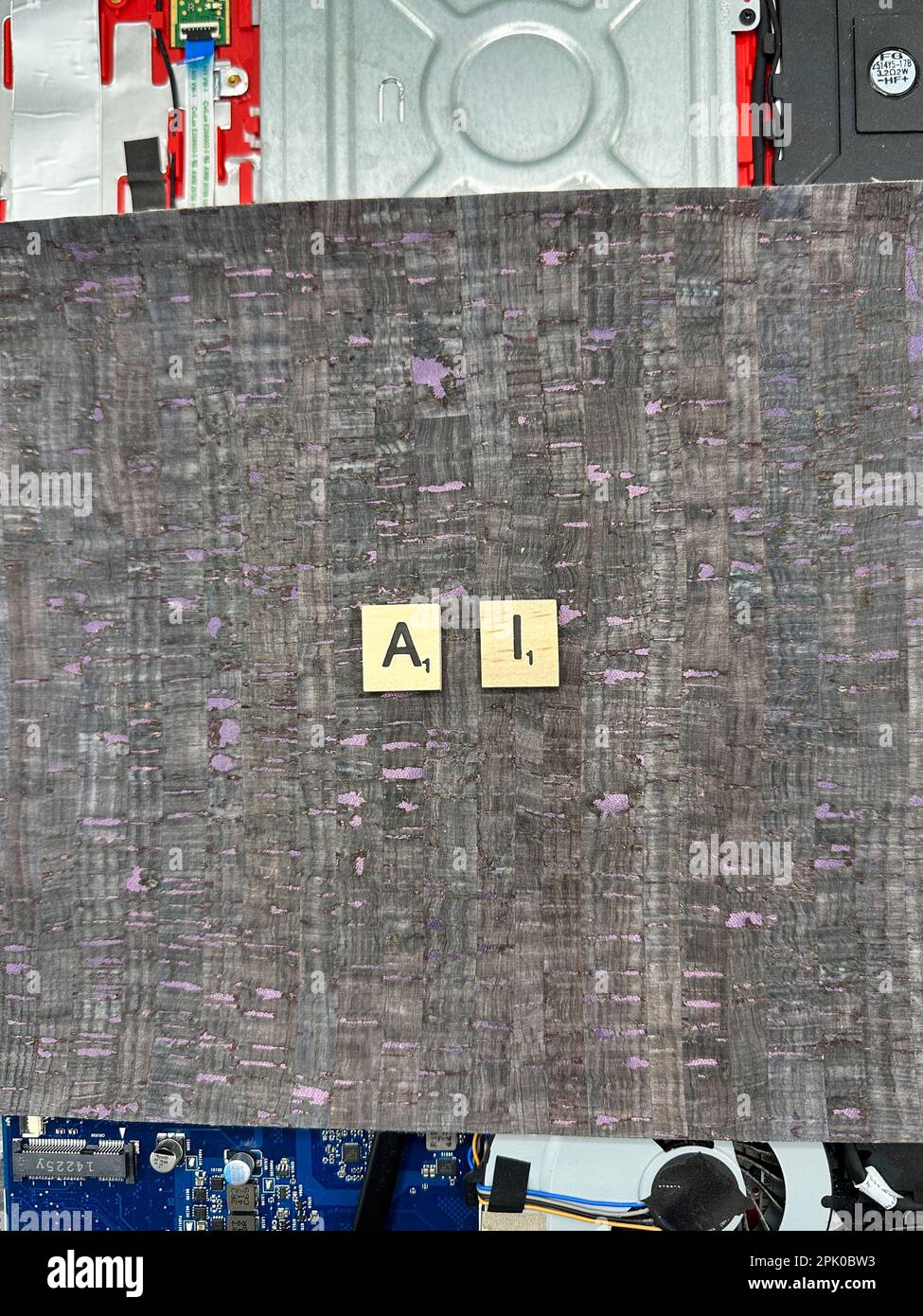 L'ai de déviation orthographiée dans des pièces de jeu de lettre sur une carte mère d'ordinateur avec arrière-plan en cuir fuax Banque D'Images