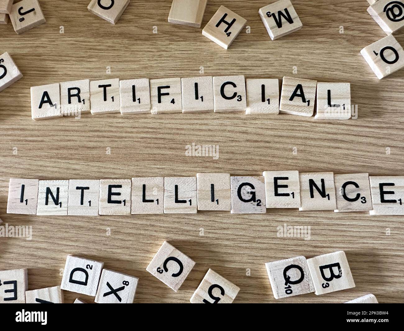 Le mot Intelligence artificielle a écrit dans des pièces de jeu de lettres sur un fond en bois clair Banque D'Images