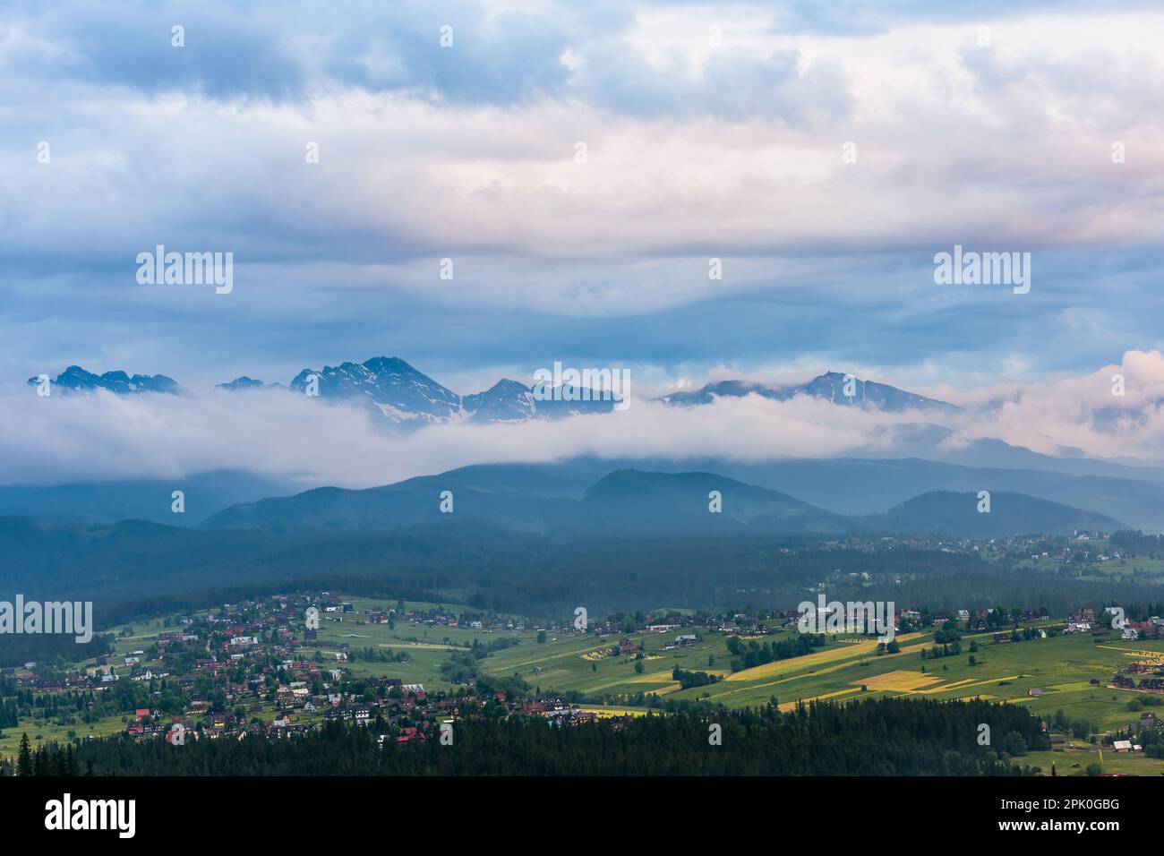 Paysage avec montagnes et nuages, vue de Podhale sur le parc national de Tatra. Banque D'Images