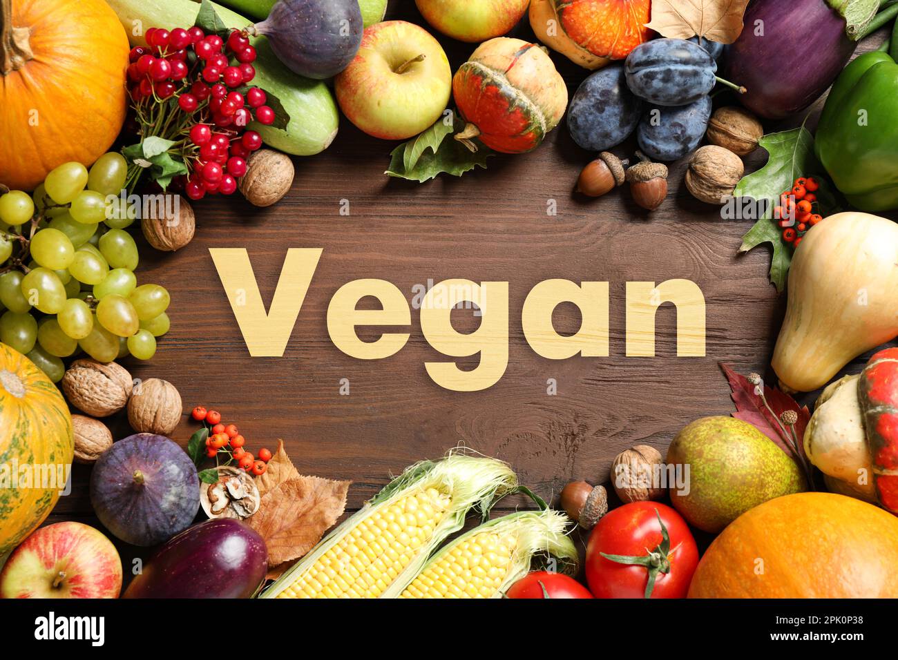 Mot Vega, légumes frais et fruits sur fond de bois, plat Banque D'Images
