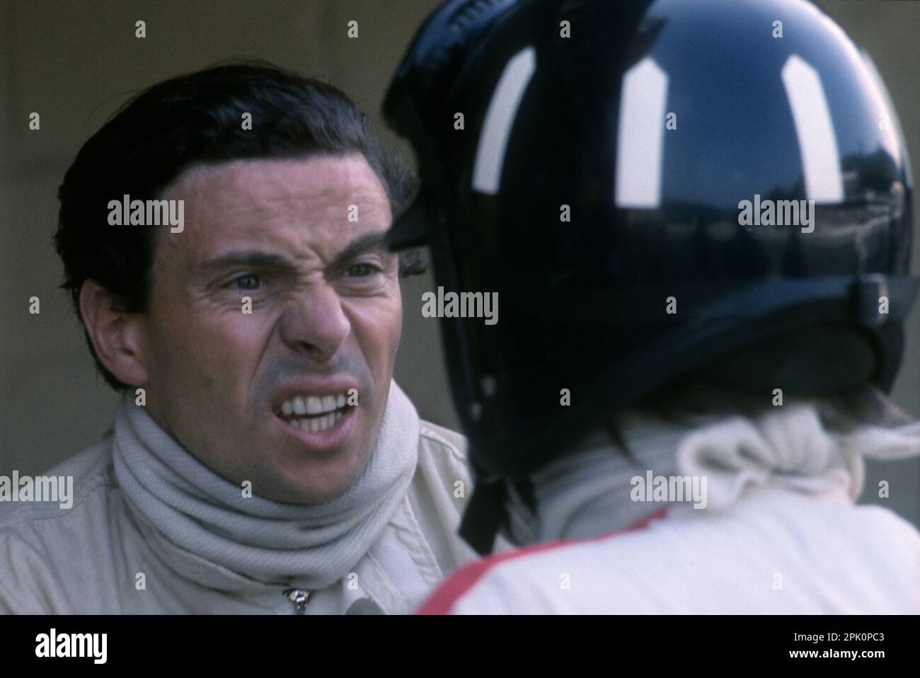 Jim Clark (à gauche) et Graham Hill (à droite, avec casque signature), deux fois champions du monde, à Spa-Francorchamps, 1967, les pilotes de formule un (Grand Prix) Team Lotus. Banque D'Images