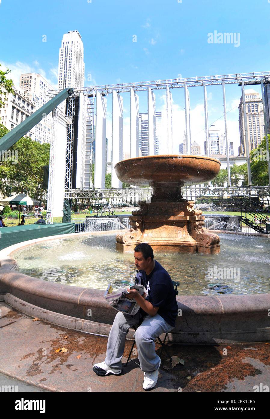 Une fontaine à Bryant Park, Manhattan, New York. Banque D'Images