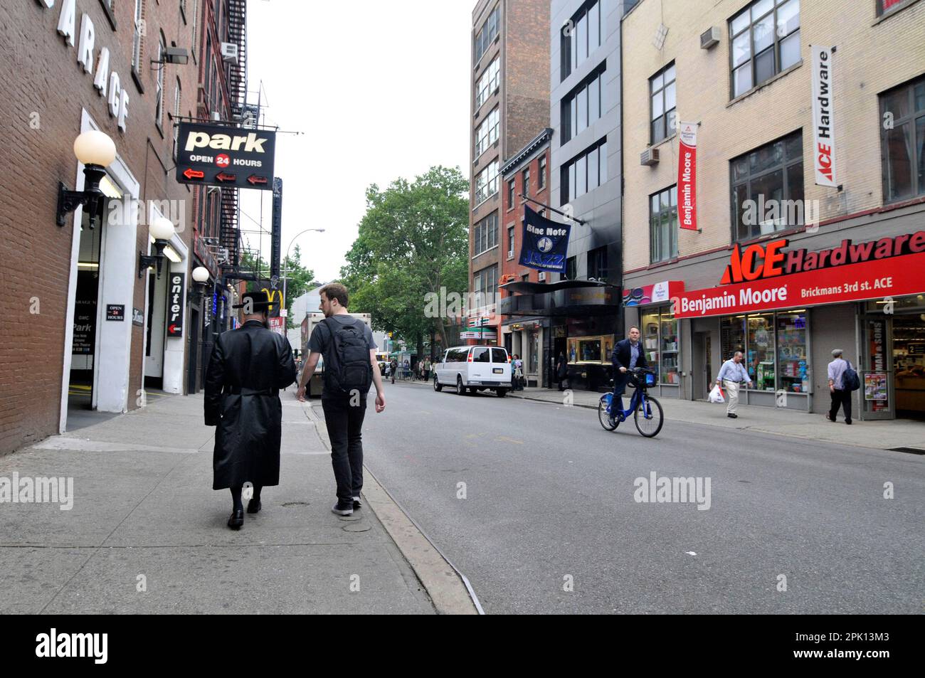 Un juif orthodoxe socialisant avec un homme laïque sur la W 3rd Street à Manhattan, New York City, USA. Banque D'Images