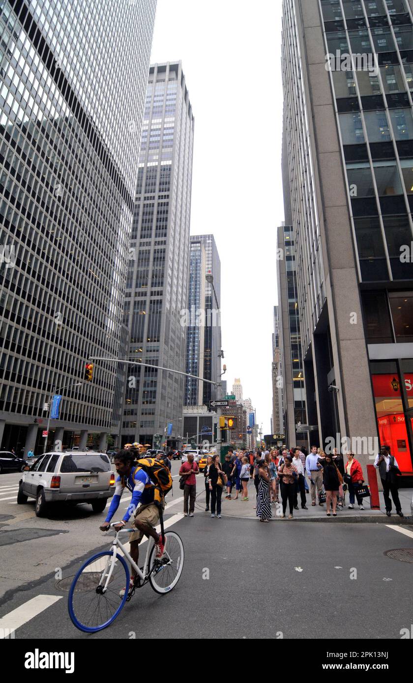 Promenade le long de 6th Ave. Près de W 51st Street à Manhattan, New York City, États-Unis. Banque D'Images