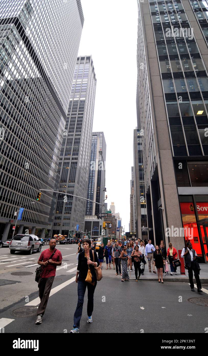 Promenade le long de 6th Ave. Près de W 51st Street à Manhattan, New York City, États-Unis. Banque D'Images
