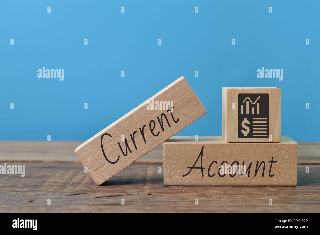 Blocs en bois avec symbole graphique et texte COMPTE COURANT Banque D'Images