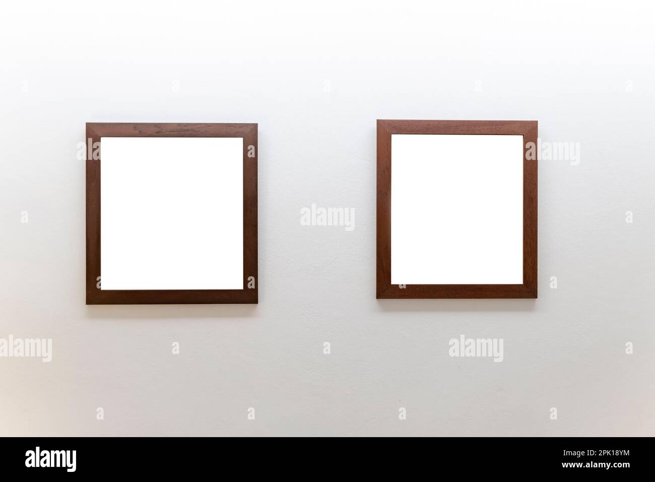 Cadres en bois sur mur en béton Banque D'Images