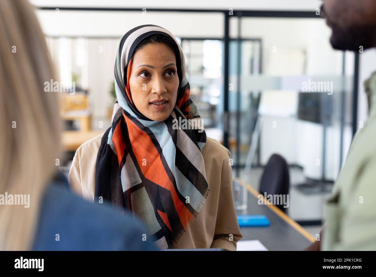 Divers groupes de gens d'affaires occasionnels discutant travailler ensemble dans un bureau moderne Banque D'Images