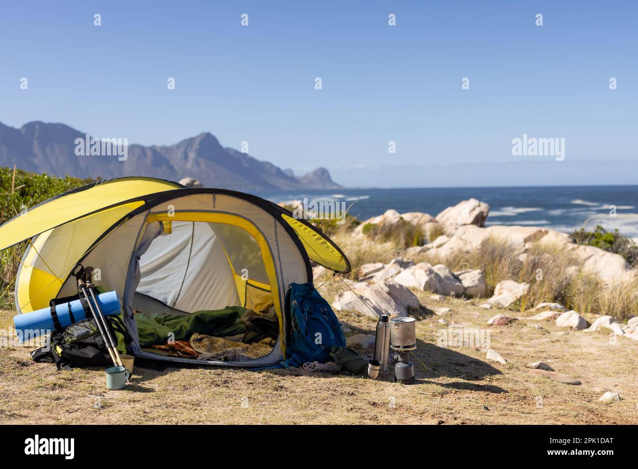 Tente jaune avec équipement de camping sur les montagnes et la mer, espace de copie Banque D'Images