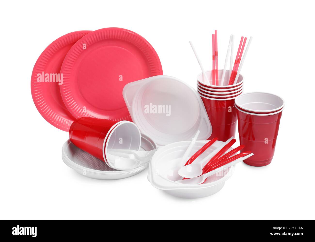 Ensemble de vaisselle jetable brillante sur fond blanc Photo Stock - Alamy