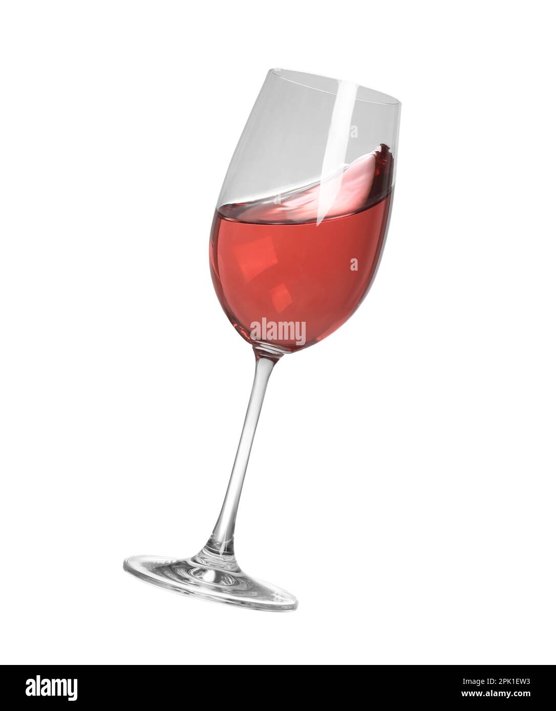 Verre avec savoureux vin de rose foncé isolé sur blanc Photo Stock - Alamy