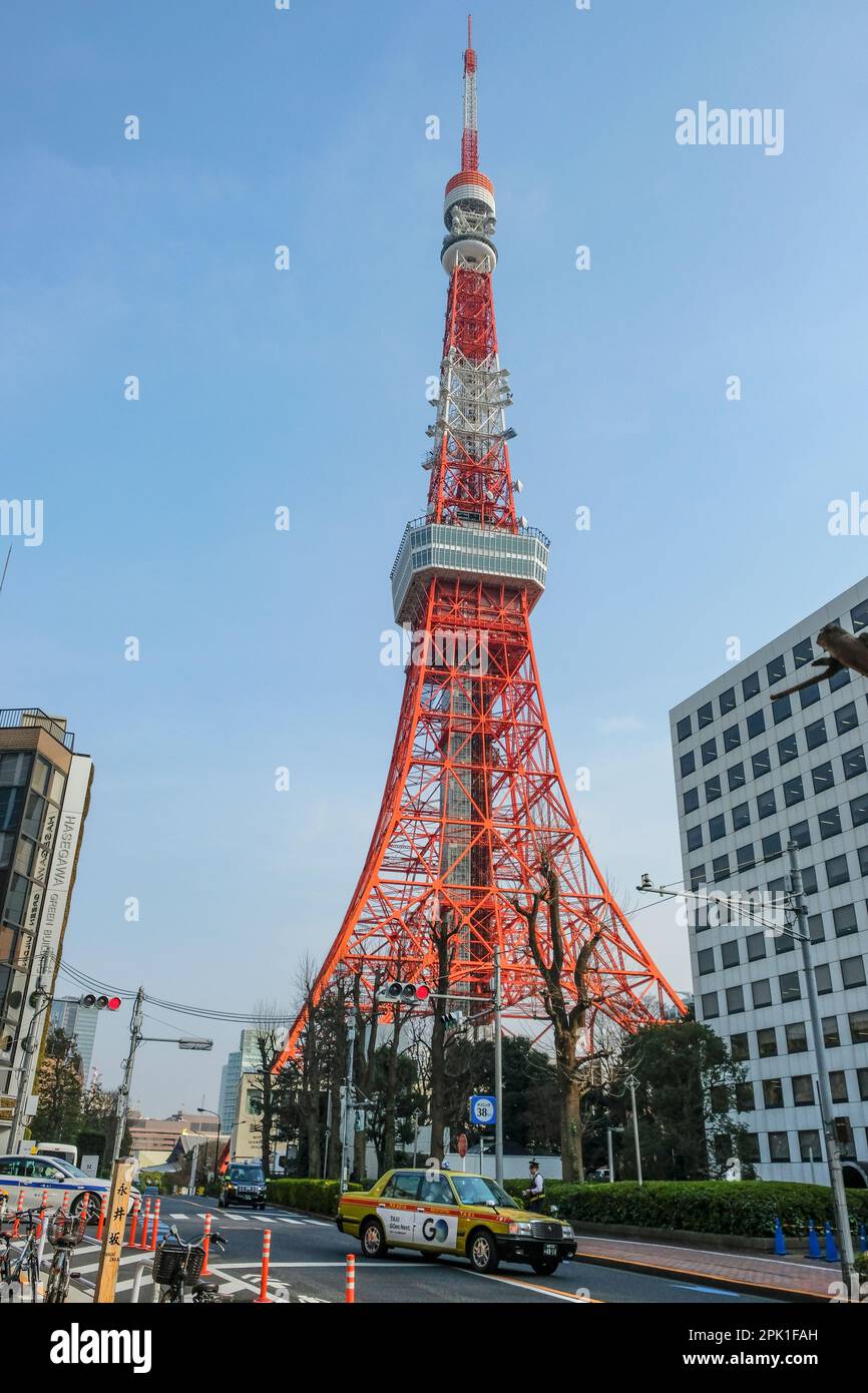 Tokyo, Japon - 9 mars 2023 : la tour de Tokyo est une tour de télécommunications et d'observation située dans le parc Shiba à Minato, Tokyo, Japon. Banque D'Images