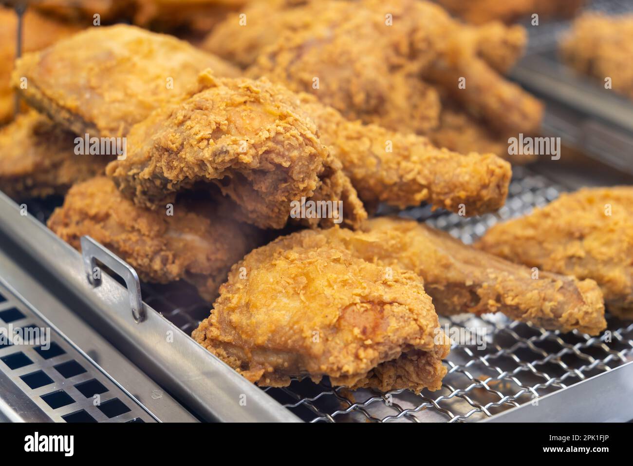 Vue rapprochée du poulet frits croustillant sur le plateau à vendre Banque D'Images