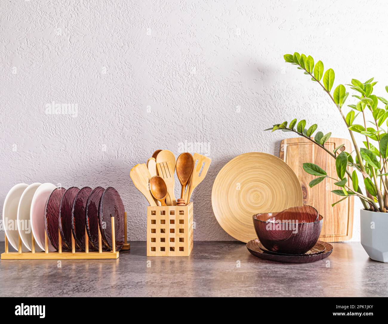 vaisselle et ustensiles de cuisine écologiques sur fond de mur en ciment  gris sur un comptoir en pierre. ustensiles en bois. ARTICLES ÉCOLOGIQUES  Photo Stock - Alamy