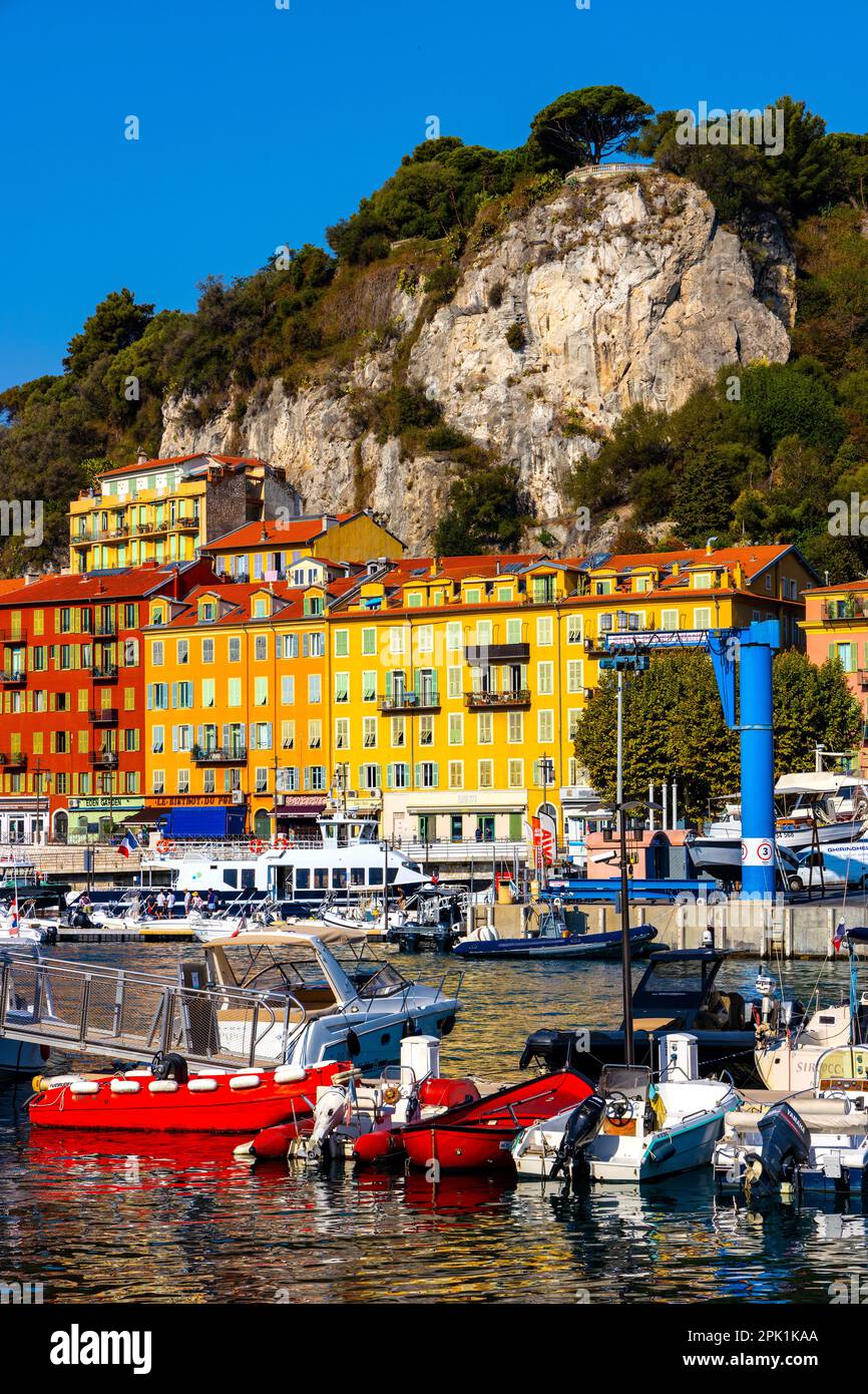 Nice, France - 5 août 2022 : joli port avec yachts, bateaux et pierces dans le port de Nice et le quartier de la marina avec colline du Château de Colline Banque D'Images