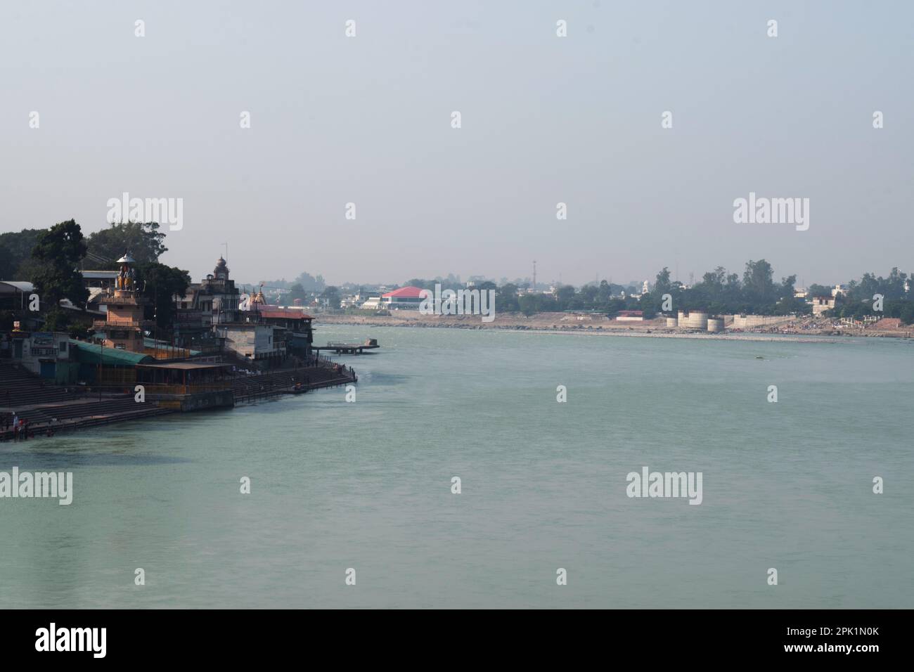 Vue sur le fleuve Ganga depuis le pont de RAM jhula Banque D'Images