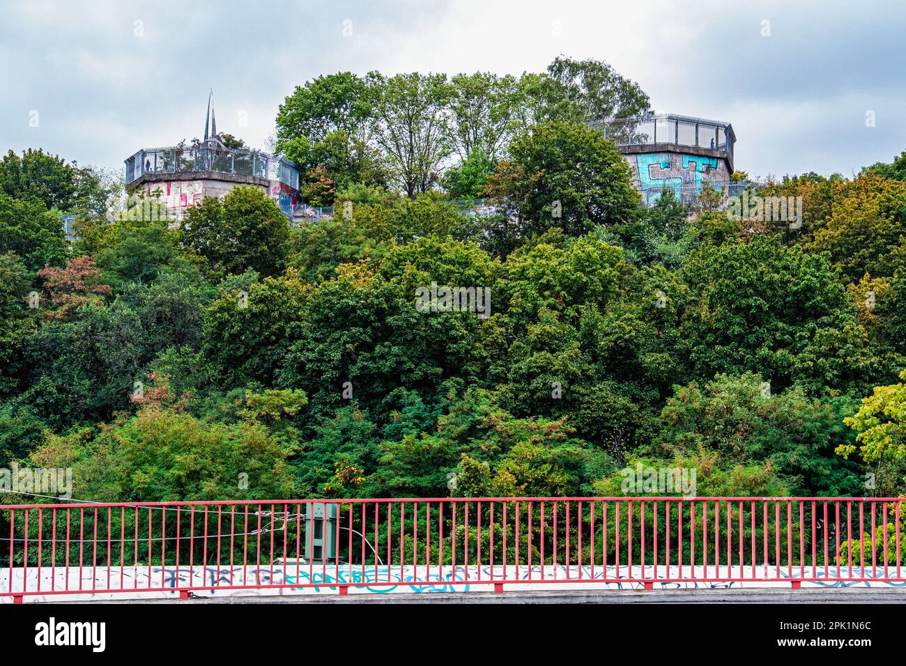 Parc public Volkspark Humboldthain, tour de flok anti-avion (flakturm), bunker et plate-forme d'observation à Gesundbrunnen, Mitte-Berlin, Allemagne Banque D'Images