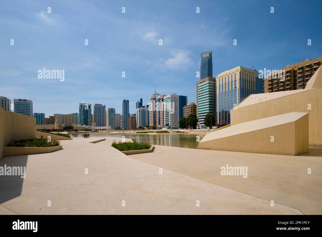 La ligne d'horizon moderne avec des tours de bureau en verre brillantes. La vue de Cultural Foundation Park dans le centre-ville d'Abu Dhabi, Émirats arabes Unis. Banque D'Images