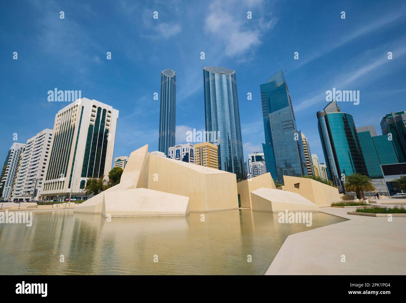 La ligne d'horizon moderne avec des tours de bureau en verre brillantes. La vue de Cultural Foundation Park dans le centre-ville d'Abu Dhabi, Émirats arabes Unis. Banque D'Images