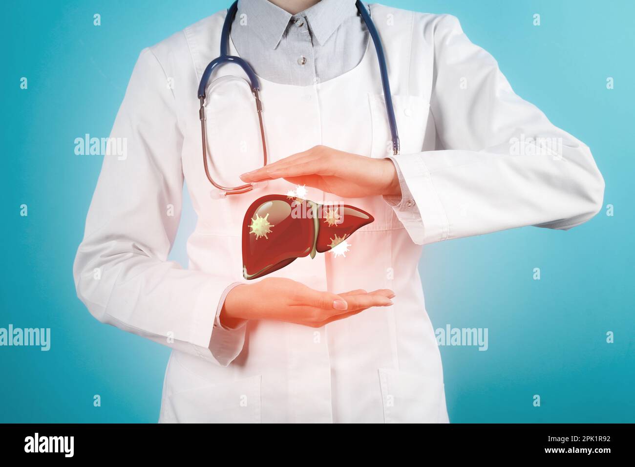 Médecin avec stéthoscope et illustration de foie malsain sur fond bleu clair. Hépatite virale Banque D'Images