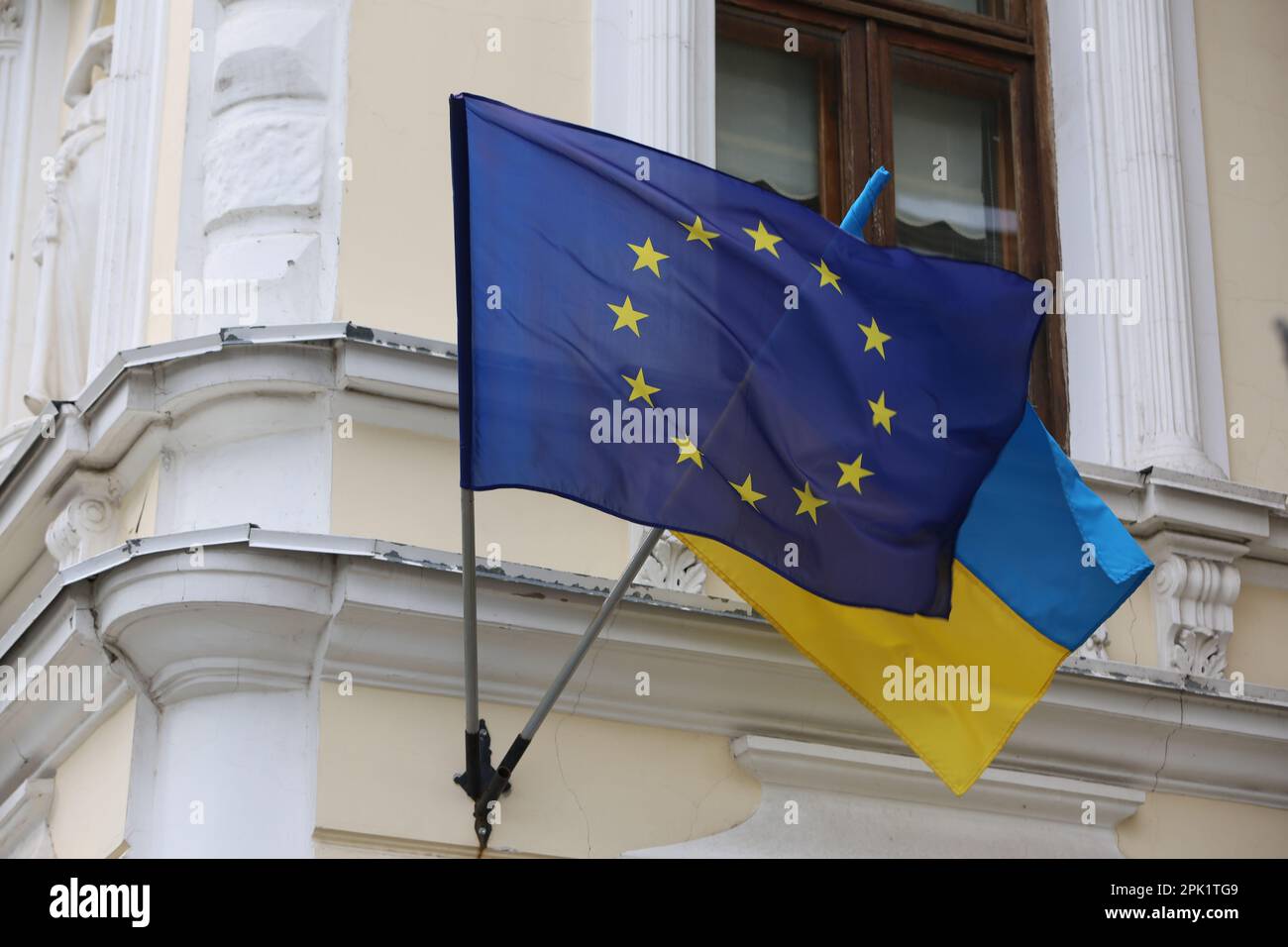 Drapeaux de l'Ukraine et de l'Union européenne sur la façade du bâtiment Banque D'Images