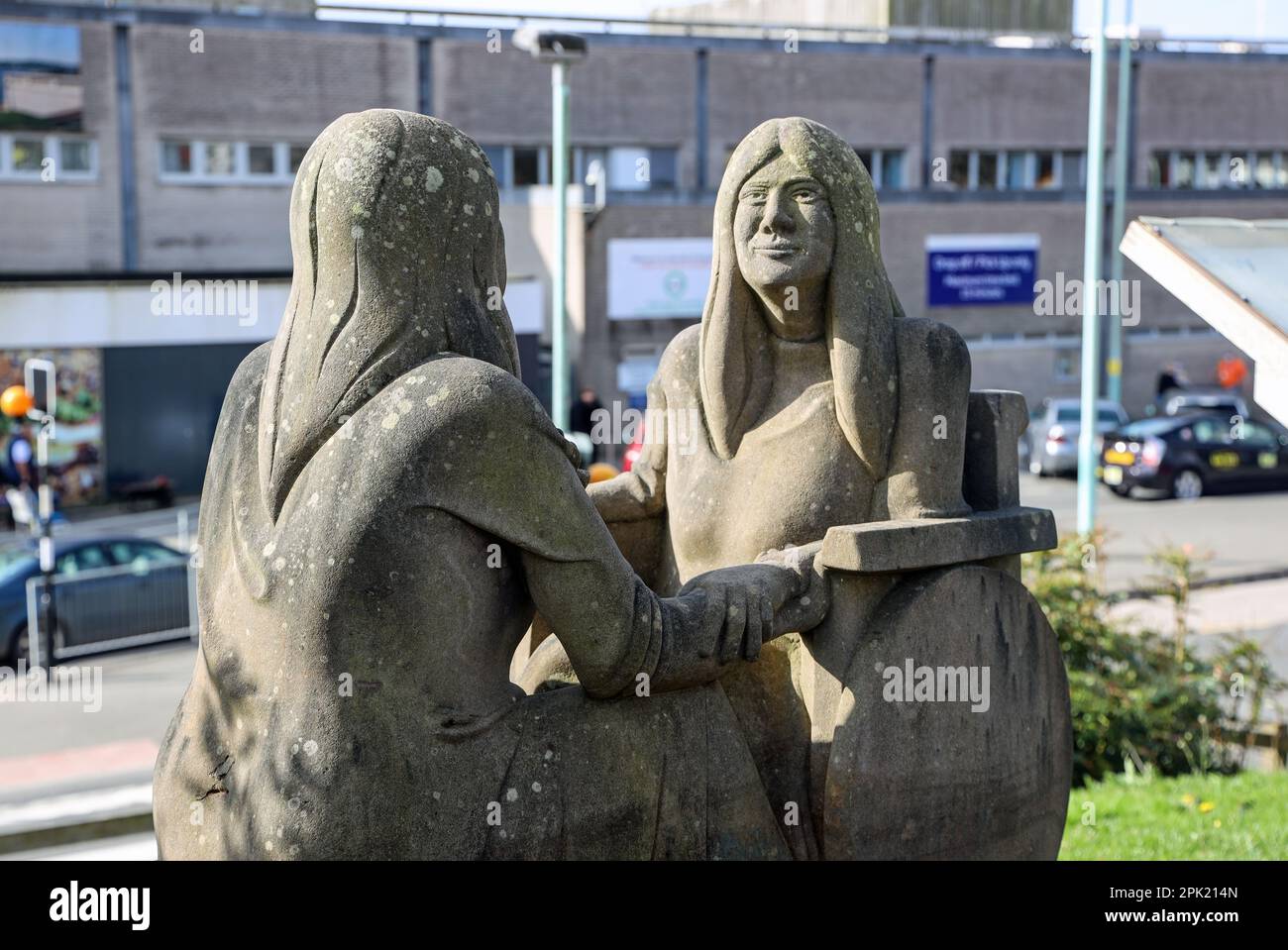 La sculpture Tammy d’Allan Reford est en face de l’entrée principale de l’hôpital Derriford Plymouth Banque D'Images