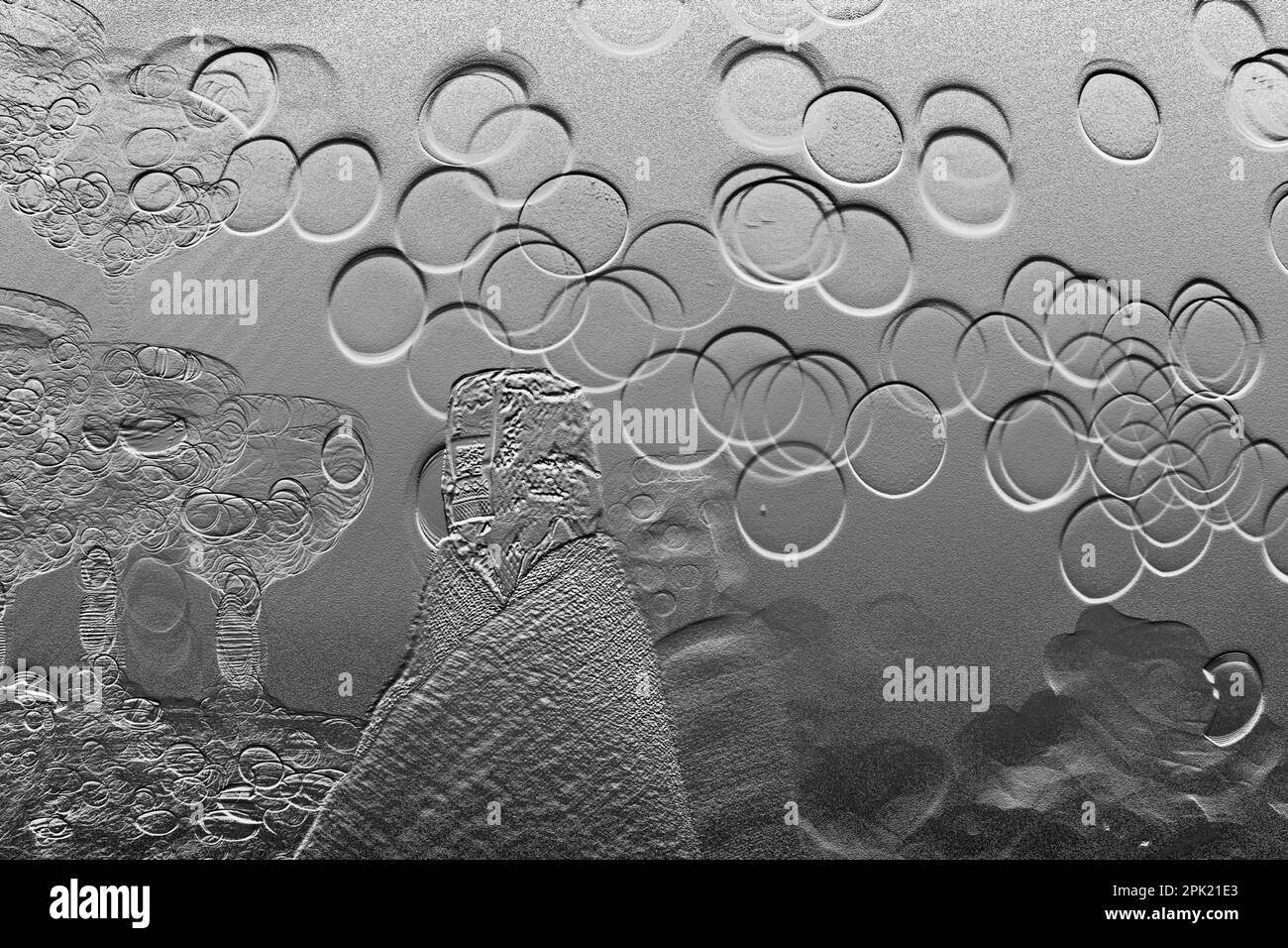 Vue arrière longueur complète de l'homme jouant avec le ballon contre le mur perdant des couleurs Banque D'Images