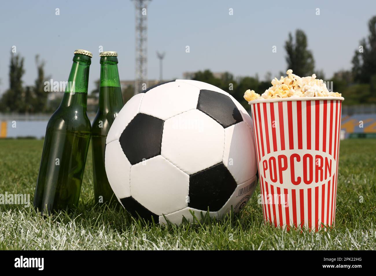 Ballon de football avec bière et pop-corn sur gazon vert dans le stade  Photo Stock - Alamy