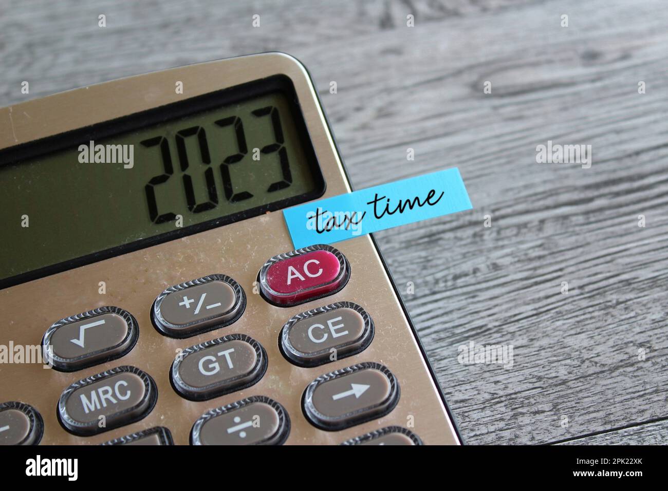 Gros plan de la calculatrice avec le numéro 2023 à l'écran et un pense-bête avec le temps DE TAXE. Concept financier Banque D'Images