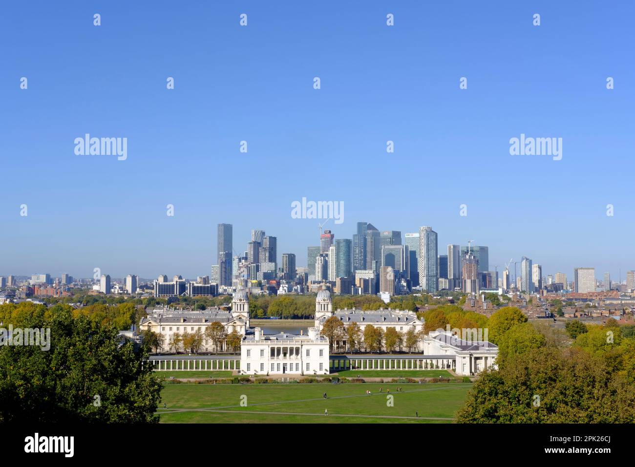 Vue depuis le sommet de Greenwich Park surplombant l'université de Greenwich avec Canary Wharf en arrière-plan Banque D'Images
