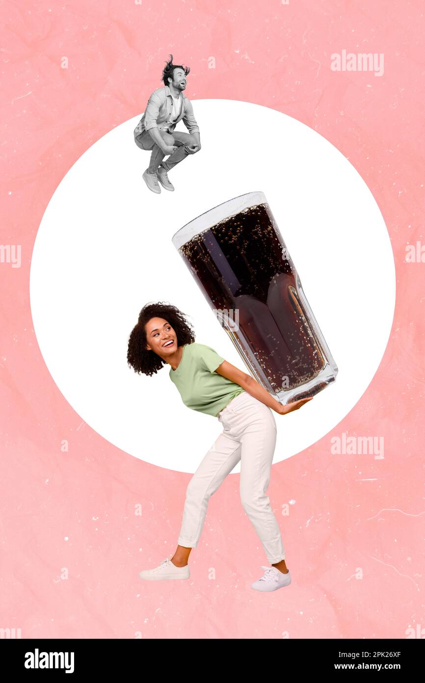 Collage photo image poster bannière publicité de fou gars mouche grand verre délicieux pepsi coca cola isolé sur le fond de dessin Banque D'Images
