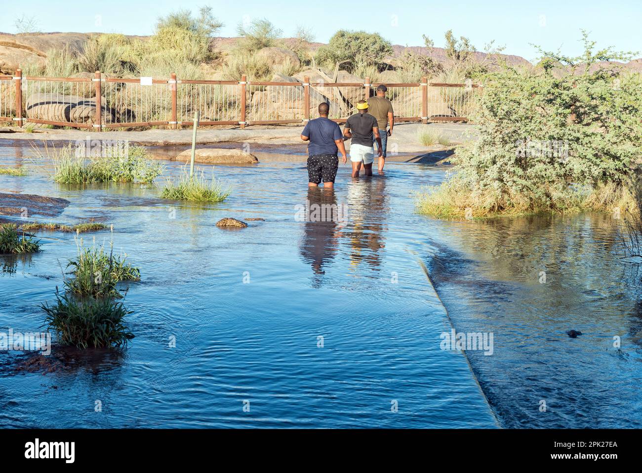 Parc national d'Augrabies, Afrique du Sud - 25 février 2023 : touristes sur un sentier inondé au point de vue principal des cascades d'Augrabies Banque D'Images