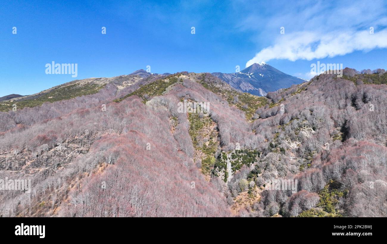 Panoramica dall'alto del cratere del vulcano Etna durante giornata di Sole in Estate e cielo blu con emissione di vapore - Banque D'Images